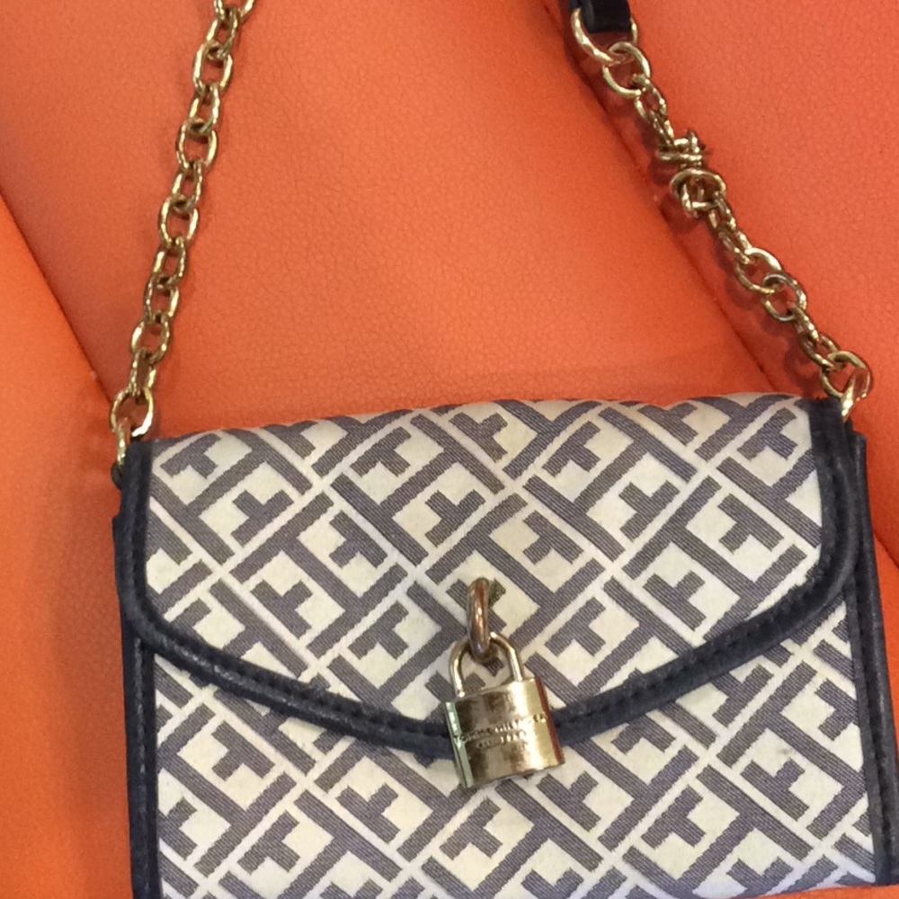 Small Tommy Hilfiger purse - Picture 4 of 5